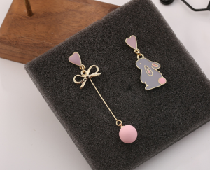 Серьги с зайчиком и сердечком at0507 shg7