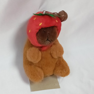 Капибара в шапке берлок 12см bv273 shg16